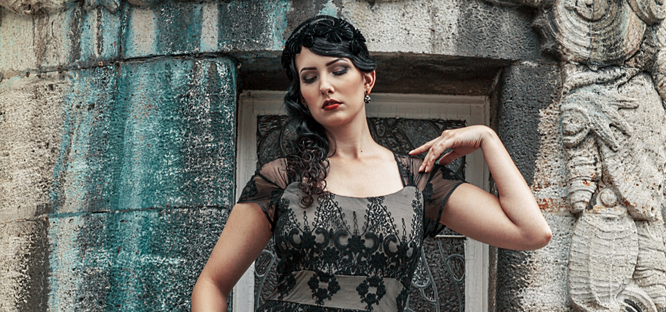 Retro Glamour: Dress to Impress with Old Hollywood Style